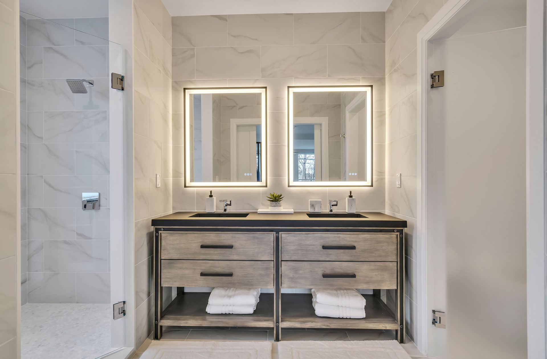 https://royalblueny.com/wp-content/uploads/2025/03/3-Bed-IMG_3.jpg